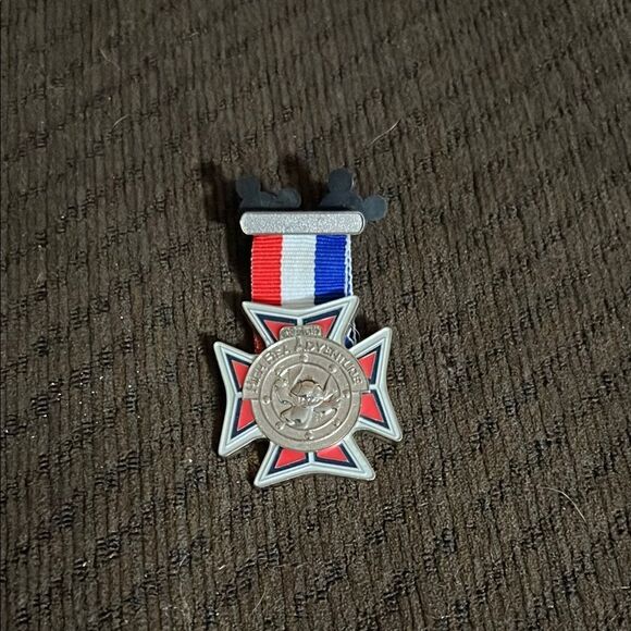Event Credential Medal - Cast Member is a Limited Edition (LE) 50 pin - Picture 1 of 4